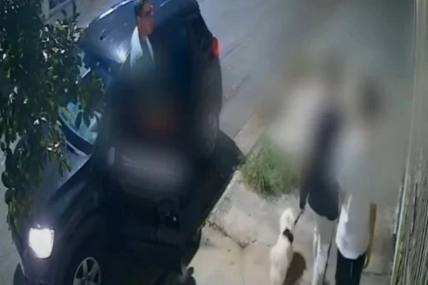 Imagem colorida mostra pastor ao lado de carro se masturbando perto de mulheres em São Paulo - Metrópoles