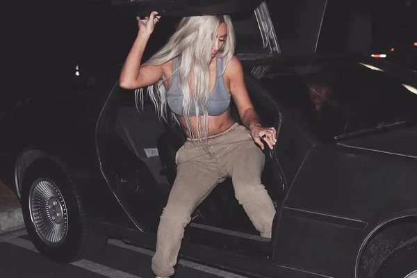 Kim Kardashian é tema de fantasia para o Dia das Bruxas