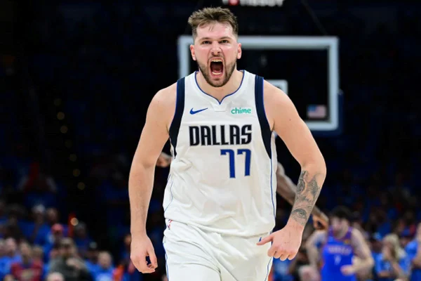 Luka Doncic #77 do Dallas Mavericks comemora em jogo contra o Oklahoma City Thunder