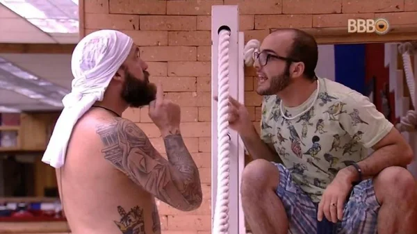 BBB18: Após paredão, Caruso e Mahmoud trocam gritos e xingamentos