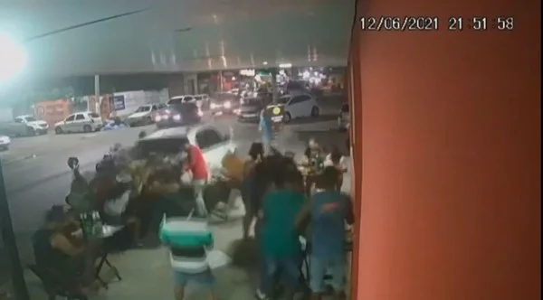 carro invade bar