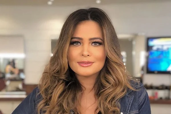 No inverno russo, Geisy Arruda posa de lingerie: “Pegando fogo”