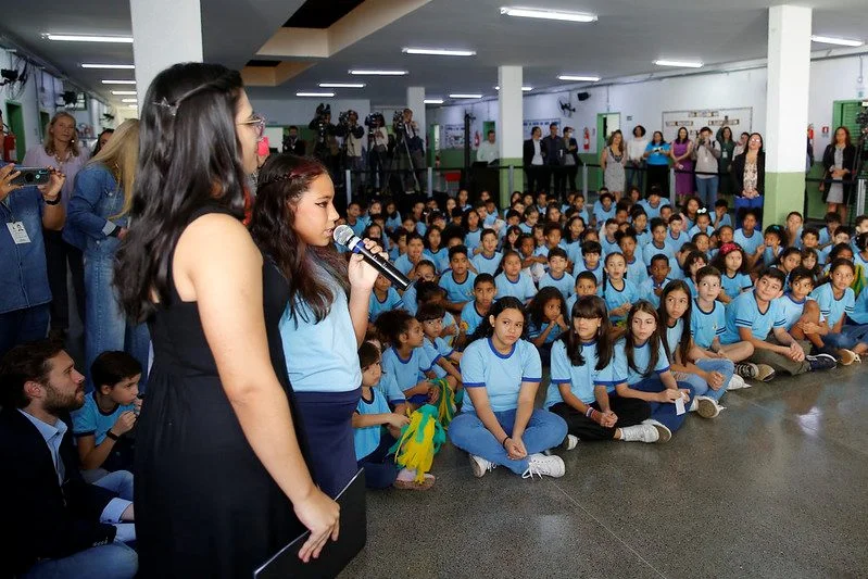 Na visita, a monarca conversou com os alunos sobre educação financeira Na visita, a monarca conversou com os alunos sobre educação financeira