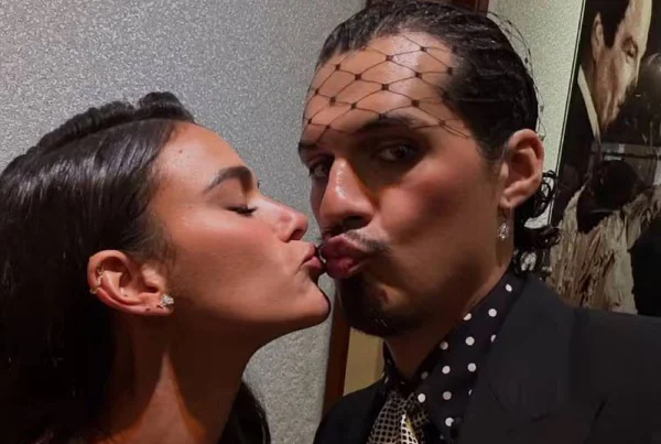 Bruna Marquezine e Omar Apollo beijando selinho - Metrópoles