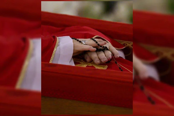 Imagem colorida do detalhe da mão do papa Francisco no caixão