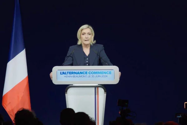 Imagem colorida de Marine Le Pen