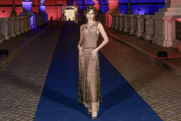 foto com cor. looks zendaya eventos homem-aranha - metrópoles