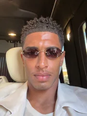 Óculos de sol aparecem com frequência nos looks do atleta Óculos de sol aparecem com frequência nos looks do atleta