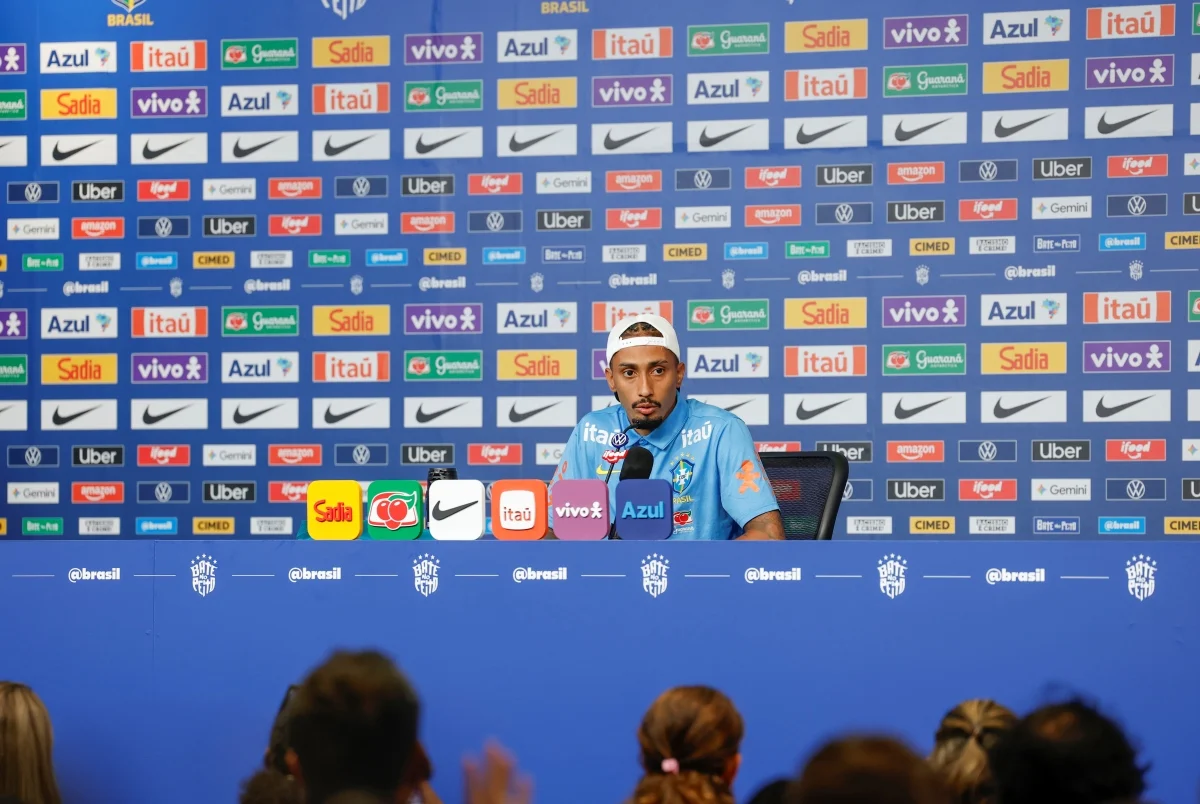 O atacante Raphinha, da Seleção Brasileira, durante entrevista coletiva. O atacante Raphinha, da Seleção Brasileira, durante entrevista coletiva.