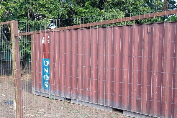 DF Legal retira contêiner de servidor da PGR no Lago Sul