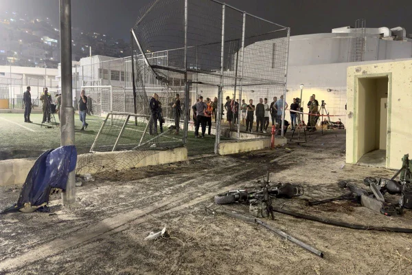 Campo de futebol com pessoas