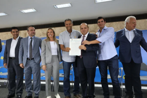 Ibaneis entrega escrituras e contratos para regularização de empresas