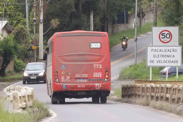 Imagem colorida de ônibus em rodovia - Metrópoles