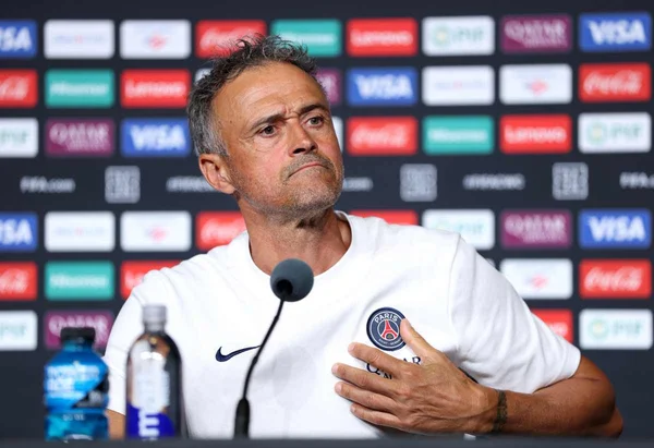 Imagem colorida do técnico do PSG - Metrópoles