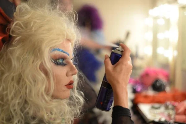 Filme sobre a drag queen Allice Bombom estreia no Cine Brasília dia 15