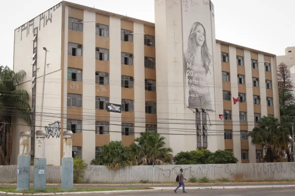 Polícia Militar cumpre ordem de desocupação em hotel abandonado no DF