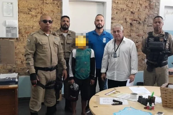 Imagem colorida: criança abandonada em conselho tutelar - Metrópoles