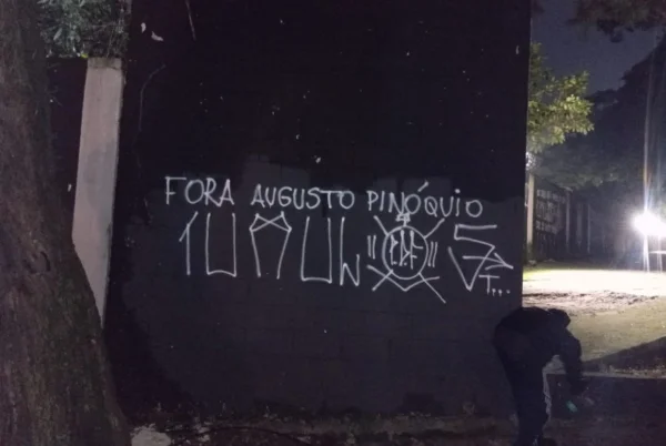 Imagem colorida de muro pichado
