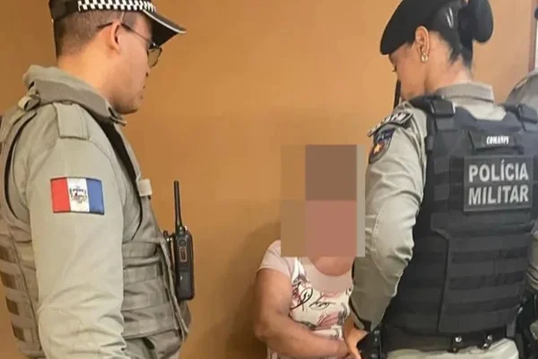 Imagem colorida de mulher que tentou raptar criança sendo presa - Metrópoles