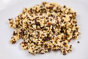 Além de ser um ótimo alimento para o ganho de massa magra e rica em fibras, a quinoa ainda é livre de açúcar, glúten e colesterol