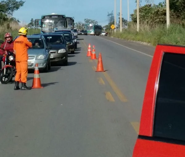 Acidente entre dois carros causa interdição da DF-280