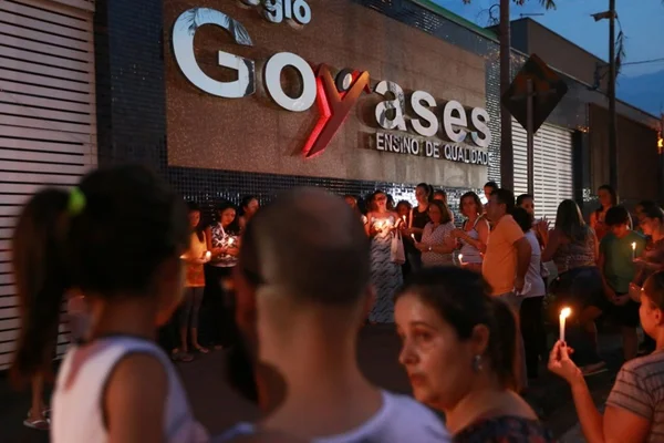 Estudantes baleados por colega retornam à escola em Goiânia