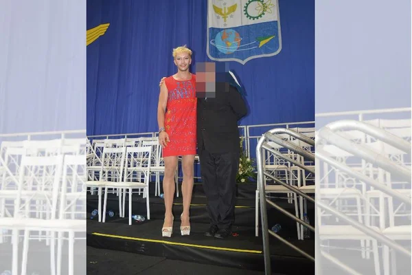 Aluno protesta de salto alto contra homofobia no ITA durante formatura