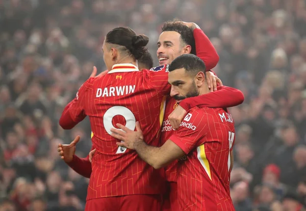 Imagem colorida dos jogadores do Liverpool comemorando gol - Metrópoles