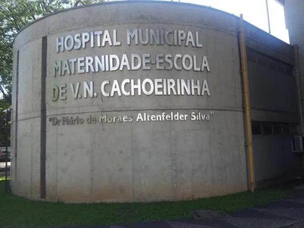 Imagem colorida mostra fachada do Hospital Maternidade Vila Nova Cachoeirinha, referência na realização de aborto legal em São Paulo; Prefeitura suspendeu procedimento e Justiça mandou retomar o atendimento - Metrópoles