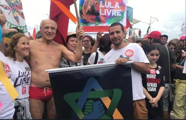 De sunga vermelha, Suplicy vai a ato contra violência policial no Rio