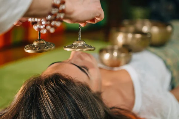 mulher fazendo terapia com som