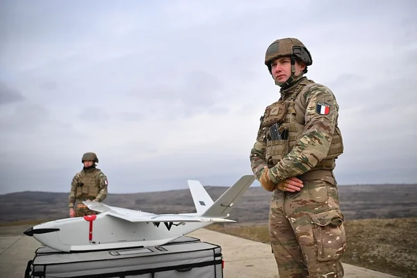 Imagem colorida mostra militar da França - Metrópoles