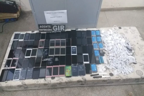 Homem entrega freezer “recheado” com 84 celulares em presídio