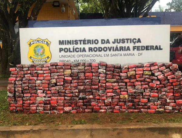 BR-040: PRF acha 320kg de maconha em fundo falso de caminhonete