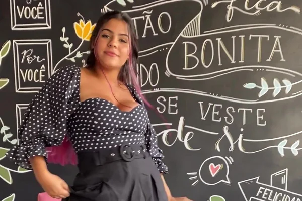 Julia Souza no desafio #LookRemix, da Amaro
