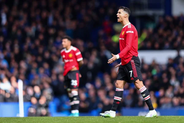 Escola Calleri: Ronaldo dá tapa em celular de torcedor após derrota