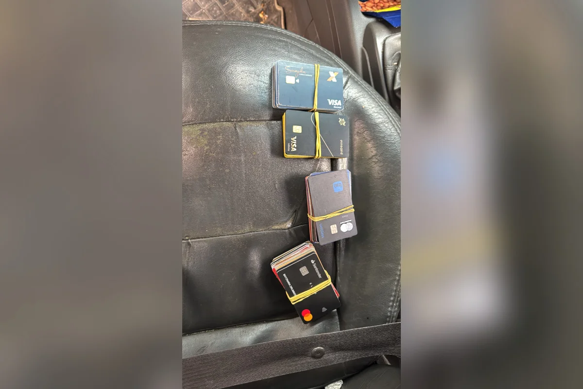 Golpistas de SP que trocavam cartões de idosos em táxis no RJ são presos - imagem 4 Golpistas de SP que trocavam cartões de idosos em táxis no RJ são presos - imagem 4