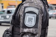 Policial militar de SP com braçadeira da Rota