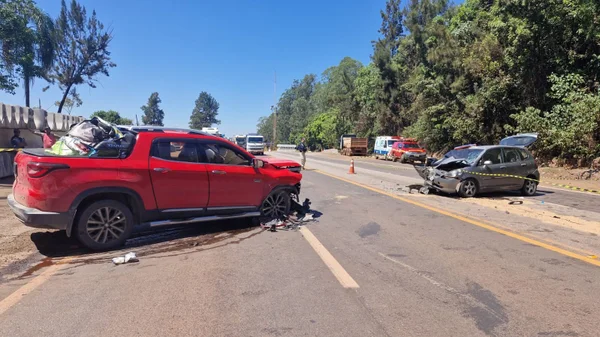 Acidente envolvendo carro e caminhonete deixou uma mulher morta na BR-040, em Congonhas