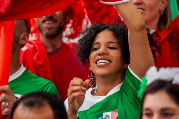 Solteiras aproveitam a Copa do Mundo para conseguir namorado gringo