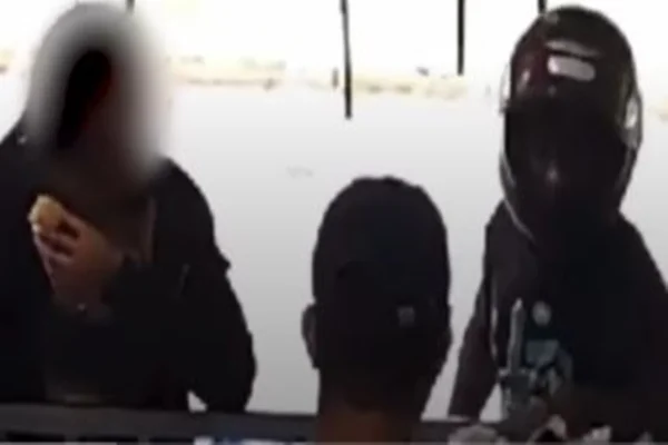 Mulher que comeu coxinha durante assalto: “Achei que era brincadeira”