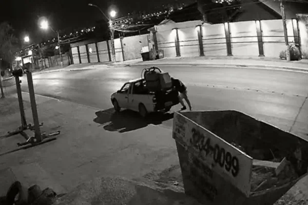 Vídeo: ladrões invadem obra e fogem com betoneira furtada em caçamba