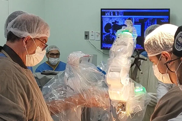 HCRP foi o primeiro hospital público a realizar cirurgia de coluna com robô. Paciente, aposentado, caminhou 3 dias após o procedimento - Metrópoles