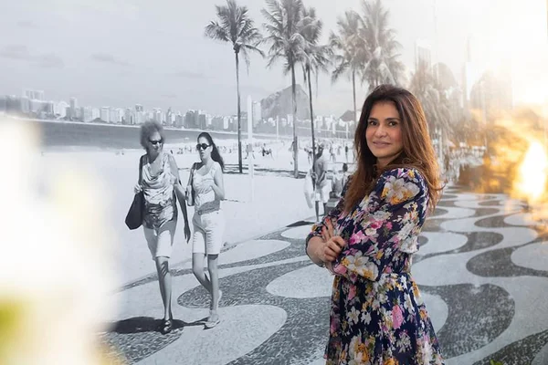 Júnia Souto celebra a vida em animado happy hour no Copa Café