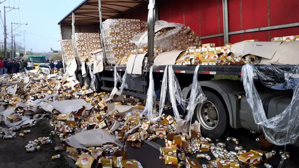 Carga tomba e população ganha cerveja de graça no Paraná