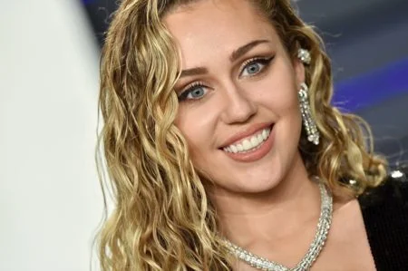 Miley Cyrus radicaliza ao adotar mullet diferentão. Veja fotos!
