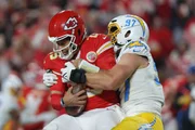 Chiefs vs Chargers em campo pela temporada 2024/25 da NFL