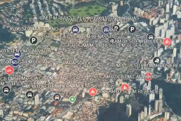 Imagem colorida mostra cerco policial em Paraisópolis. Metrópoles