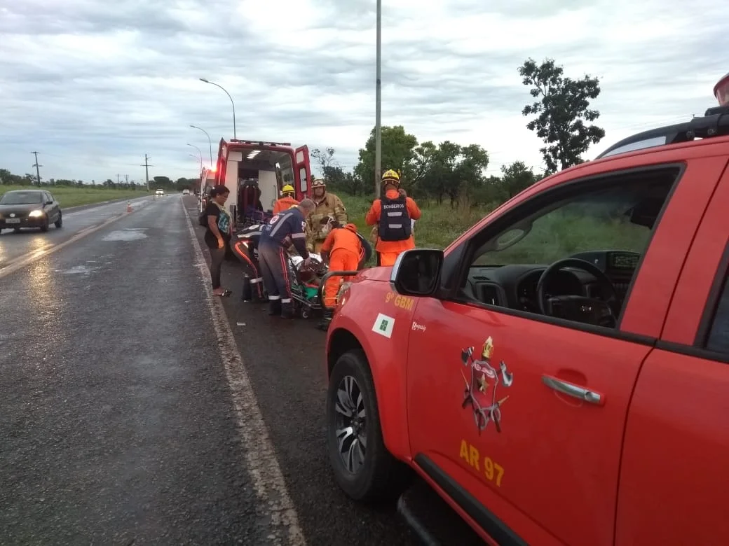 Acidente entre ônibus e carro deixa motorista preso nas ferragens - imagem 1 Acidente entre ônibus e carro deixa motorista preso nas ferragens - imagem 1