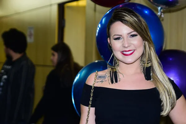 Aos 21 anos, ex-BBB Cacau muda visual com botox e preenchimento labial